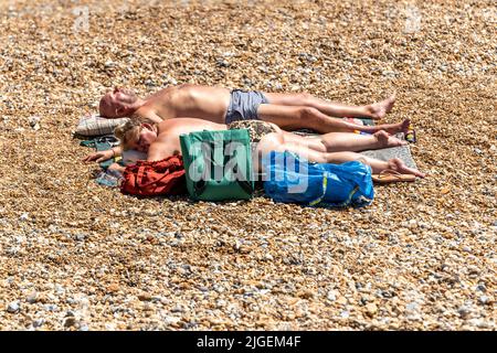 Wetter in Großbritannien. Eastbourne Beach, East Sussex, Großbritannien. Juli 10. 2022. Die Menschen genießen die ausverkaufte Hitze, da Wärmehwarnungen ausgegeben werden und die Temperaturen prognostiziert werden, dass sie weiter ansteigen werden, und wenn eine Hitzewelle Großbritannien trifft. Kredit: Reppans/Alamy Live Nachrichten Stockfoto