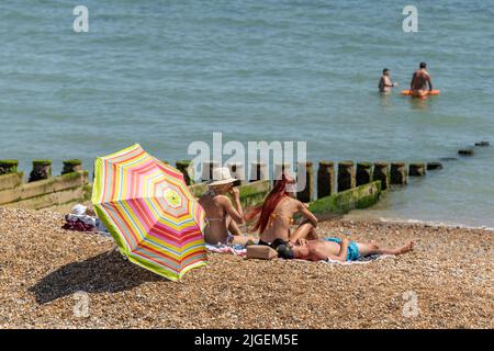 Wetter in Großbritannien. Eastbourne Beach, East Sussex, Großbritannien. Juli 10. 2022. Die Menschen genießen die ausverkaufte Hitze, da Wärmehwarnungen ausgegeben werden und die Temperaturen prognostiziert werden, dass sie weiter ansteigen werden, und wenn eine Hitzewelle Großbritannien trifft. Kredit: Reppans/Alamy Live Nachrichten Stockfoto