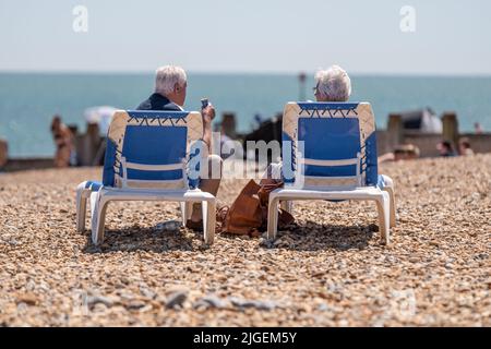 Wetter in Großbritannien. Eastbourne Beach, East Sussex, Großbritannien. Juli 10. 2022. Die Menschen genießen die ausverkaufte Hitze, da Wärmehwarnungen ausgegeben werden und die Temperaturen prognostiziert werden, dass sie weiter ansteigen werden, und wenn eine Hitzewelle Großbritannien trifft. Kredit: Reppans/Alamy Live Nachrichten Stockfoto