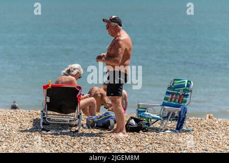 Wetter in Großbritannien. Eastbourne Beach, East Sussex, Großbritannien. Juli 10. 2022. Die Menschen genießen die ausverkaufte Hitze, da Wärmehwarnungen ausgegeben werden und die Temperaturen prognostiziert werden, dass sie weiter ansteigen werden, und wenn eine Hitzewelle Großbritannien trifft. Kredit: Reppans/Alamy Live Nachrichten Stockfoto