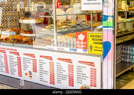 Straßenmenü von Balkan Lokantasi - billiges, erschwingliches Restaurant mit türkischer ethnischer Küche in Fatih, Istanbul, Türkei Stockfoto