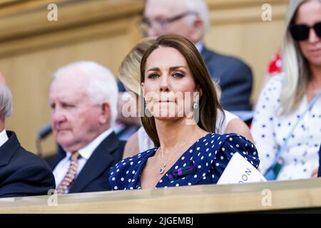 London, Großbritannien, 10.. Juli 2022: Ihre Königliche Hoheit Catherine, Herzogin von Cambridge, während des Männerfinales´s bei den Wimbledon Championships 2022 im All England Lawn Tennis and Croquet Club in London. Kredit: Frank Molter/Alamy Live Nachrichten Stockfoto