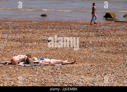 Wetter in Großbritannien. Eastbourne Beach, East Sussex, Großbritannien. Juli 10. 2022. Die Menschen genießen die ausverkaufte Hitze, da Wärmehwarnungen ausgegeben werden und die Temperaturen prognostiziert werden, dass sie weiter ansteigen werden, und wenn eine Hitzewelle Großbritannien trifft. Kredit: Reppans/Alamy Live Nachrichten Stockfoto