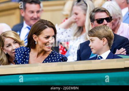 London, Großbritannien, 10.. Juli 2022: Ihre Königliche Hoheit Catherine (L), Herzogin von Cambridge und Prinz Louis von Cambridge vor dem Männerfinale´s bei den Wimbledon Championships 2022 im All England Lawn Tennis and Croquet Club in London. Kredit: Frank Molter/Alamy Live Nachrichten Stockfoto