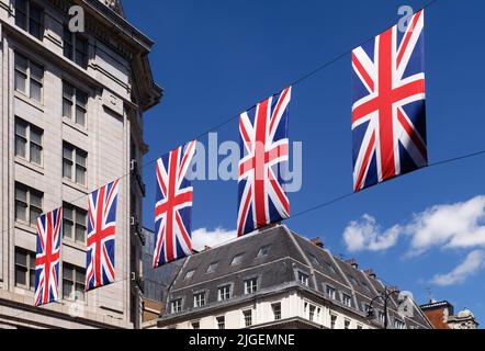 Britische Gewerkschaftsflaggen hingen über The Strand, Queen Elizabeth Platinum Jubilee, London, England Stockfoto