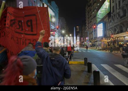 Buenos Aires, Argentinien. 08.. Juli 2022. Soziale Organisationen haben eine Mobilisierung von der Plaza del Congreso zum Obelisken durchgeführt, um den Tod von zehn Obdachlosen zu verurteilen und die Bedingungen hervorzuheben, denen diese Gruppe vor allem während der niedrigen Temperaturen des Winters gegenübersteht. (Foto: Esteban Osorio/Pacific Press) Quelle: Pacific Press Media Production Corp./Alamy Live News Stockfoto