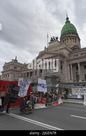 Buenos Aires, Argentinien. 08.. Juli 2022. Soziale Organisationen haben eine Mobilisierung von der Plaza del Congreso zum Obelisken durchgeführt, um den Tod von zehn Obdachlosen zu verurteilen und die Bedingungen hervorzuheben, denen diese Gruppe vor allem während der niedrigen Temperaturen des Winters gegenübersteht. (Foto: Esteban Osorio/Pacific Press) Quelle: Pacific Press Media Production Corp./Alamy Live News Stockfoto