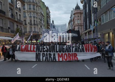 Buenos Aires, Argentinien. 08.. Juli 2022. Soziale Organisationen haben eine Mobilisierung von der Plaza del Congreso zum Obelisken durchgeführt, um den Tod von zehn Obdachlosen zu verurteilen und die Bedingungen hervorzuheben, denen diese Gruppe vor allem während der niedrigen Temperaturen des Winters gegenübersteht. (Foto: Esteban Osorio/Pacific Press) Quelle: Pacific Press Media Production Corp./Alamy Live News Stockfoto