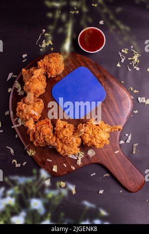 Hähnchen Lollipop gegrillter Tandoor Tandoori Non Veg mit Schezwan Dip Chutney an der Seite. Selektiver Fokus. Stockfoto