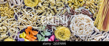 Schmale Ansicht von Gruppen trockener Pasta in abstraktem Design. Stockfoto