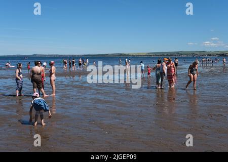 Edinburgh, Großbritannien. 10.. Juli 2022. An dem wahrscheinlich heißesten Tag des Jahres strömen Tausende von Menschen zum Strand von Portobello, um den Sand, das Meer und die Sonne zu genießen. &Copy; Kredit: Cameron Cormack/Alamy Live Nachrichten Stockfoto