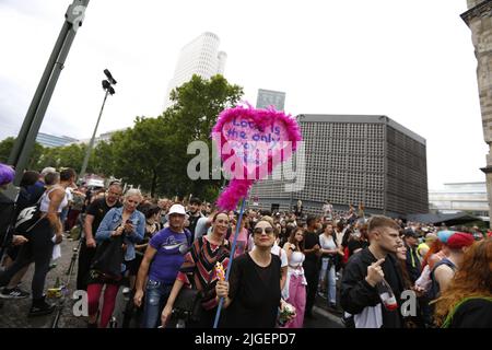 Berlin, Deutschland. 09.. Juli 2022. (7/9/2022) Berlin: Der Loveparade-Gründer Dr. Motte hat sein neues Techno-Spektakel 'Rave the Planet Parade' auf dem Berliner Kurfürstendamm gestartet. Es geht um Frieden und Freiheit unter dem Motto 'wieder zusammen'. (Foto: Simone Kuhlmey/Pacific Press/Sipa USA) Quelle: SIPA USA/Alamy Live News Stockfoto