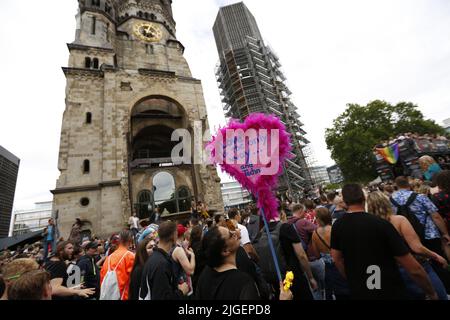 Berlin, Deutschland. 09.. Juli 2022. (7/9/2022) Berlin: Der Loveparade-Gründer Dr. Motte hat sein neues Techno-Spektakel 'Rave the Planet Parade' auf dem Berliner Kurfürstendamm gestartet. Es geht um Frieden und Freiheit unter dem Motto 'wieder zusammen'. (Foto: Simone Kuhlmey/Pacific Press/Sipa USA) Quelle: SIPA USA/Alamy Live News Stockfoto