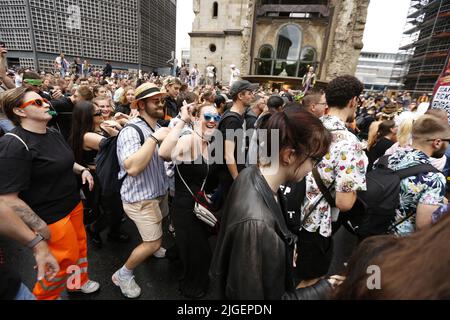 Berlin, Deutschland. 09.. Juli 2022. (7/9/2022) Berlin: Der Loveparade-Gründer Dr. Motte hat sein neues Techno-Spektakel 'Rave the Planet Parade' auf dem Berliner Kurfürstendamm gestartet. Es geht um Frieden und Freiheit unter dem Motto 'wieder zusammen'. (Foto: Simone Kuhlmey/Pacific Press/Sipa USA) Quelle: SIPA USA/Alamy Live News Stockfoto