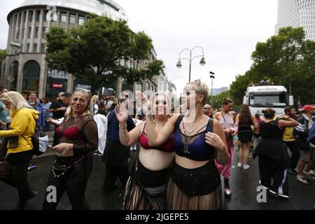 Berlin, Deutschland. 09.. Juli 2022. (7/9/2022) Berlin: Der Loveparade-Gründer Dr. Motte hat sein neues Techno-Spektakel 'Rave the Planet Parade' auf dem Berliner Kurfürstendamm gestartet. Es geht um Frieden und Freiheit unter dem Motto 'wieder zusammen'. (Foto: Simone Kuhlmey/Pacific Press/Sipa USA) Quelle: SIPA USA/Alamy Live News Stockfoto