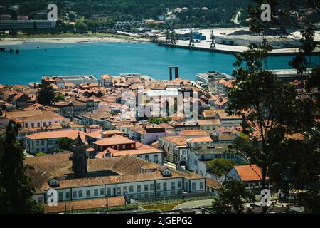 Panoramablick auf den Fluss Lima in Viana do Castelo, Portugal. Stockfoto