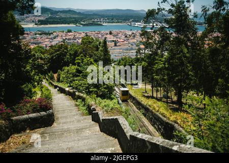 Standseilbahn und Steintreppe zum Bergheiligtum Santa Luzia in Viana do Castelo, Portugal. Stockfoto