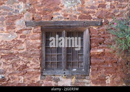 Ein altes Holzfenster mit Bleifenstern in einem Haus in Dunster in Somerset, England Stockfoto