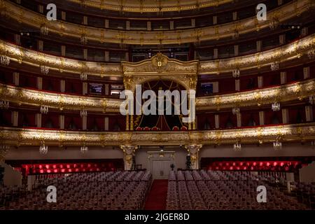 Blick von der Bühne auf das Innere des Auditoriums im Staatlichen Bolschoi-Theater (die historische Bühne) des Balletts und der Oper in Moskau, Russland Stockfoto