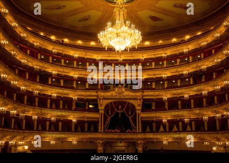 Blick von der Bühne auf das Innere des Auditoriums im Staatlichen Bolschoi-Theater (die historische Bühne) des Balletts und der Oper in Moskau, Russland Stockfoto