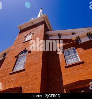 Eine Aufnahme der alten historischen Mormon St. George Tabernacle Church in der Innenstadt von Utah unter blauem Himmel Stockfoto