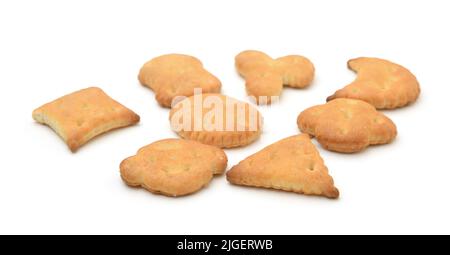 Gruppe von kleinen Crackern verschiedener Formen isoliert auf weiß. Stockfoto