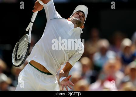 London, Großbritannien. 10.. Juli 2022. Novak Djokovic aus Serbien dient beim Finale der Männer gegen Nick Kyrgios aus Australien bei der Wimbledon Tennis Championship in London, Großbritannien, am 10. Juli 2022. Quelle: Han Yan/Xinhua/Alamy Live News Stockfoto