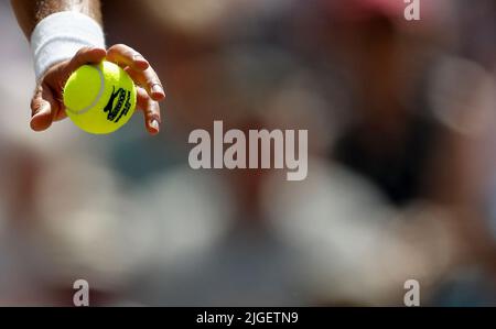 London, Großbritannien. 10.. Juli 2022. Novak Djokovic aus Serbien dient beim Finale der Männer gegen Nick Kyrgios aus Australien bei der Wimbledon Tennis Championship in London, Großbritannien, am 10. Juli 2022. Quelle: Han Yan/Xinhua/Alamy Live News Stockfoto