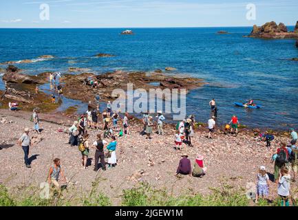 Tag 2 European Stone Stacking Championships, Eye Cave Beach, Dunbar, Schottland, Großbritannien. 10.. Juli 2022. Kredit: Arch Whit/alamy Live Nachrichten Stockfoto