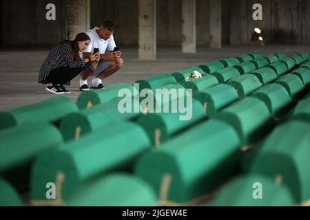 Potocari, Bosnien Und Herzegowina. 10.. Juli 2022. Familienmitglied der 50 Särge neuer identifizierter Überreste von Opfern des Genozids von Srebrenica 1995 an der bosnischen Ethikgruppe durch bosnisch-serbische Streitkräfte in Potocari, Bosnien und Herzegowina am 10. Juli 2022. Foto: Armin Durgut/PIXSELL Credit: Pixsell Foto- und Videoagentur/Alamy Live News Stockfoto