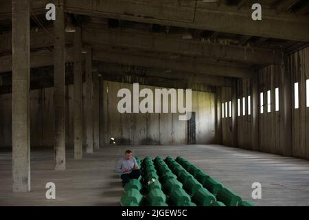 Potocari, Bosnien Und Herzegowina. 10.. Juli 2022. Familienmitglied der 50 Särge neuer identifizierter Überreste von Opfern des Genozids von Srebrenica 1995 an der bosnischen Ethikgruppe durch bosnisch-serbische Streitkräfte in Potocari, Bosnien und Herzegowina am 10. Juli 2022. Foto: Armin Durgut/PIXSELL Credit: Pixsell Foto- und Videoagentur/Alamy Live News Stockfoto