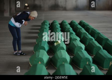 Potocari, Bosnien Und Herzegowina. 10.. Juli 2022. Familienmitglied der 50 Särge neuer identifizierter Überreste von Opfern des Genozids von Srebrenica 1995 an der bosnischen Ethikgruppe durch bosnisch-serbische Streitkräfte in Potocari, Bosnien und Herzegowina am 10. Juli 2022. Foto: Armin Durgut/PIXSELL Credit: Pixsell Foto- und Videoagentur/Alamy Live News Stockfoto