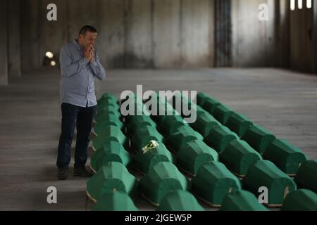 Potocari, Bosnien Und Herzegowina. 10.. Juli 2022. Familienmitglied der 50 Särge neuer identifizierter Überreste von Opfern des Genozids von Srebrenica 1995 an der bosnischen Ethikgruppe durch bosnisch-serbische Streitkräfte in Potocari, Bosnien und Herzegowina am 10. Juli 2022. Foto: Armin Durgut/PIXSELL Credit: Pixsell Foto- und Videoagentur/Alamy Live News Stockfoto