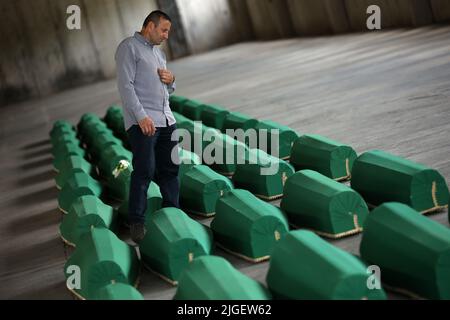 Potocari, Bosnien Und Herzegowina. 10.. Juli 2022. Familienmitglied der 50 Särge neuer identifizierter Überreste von Opfern des Genozids von Srebrenica 1995 an der bosnischen Ethikgruppe durch bosnisch-serbische Streitkräfte in Potocari, Bosnien und Herzegowina am 10. Juli 2022. Foto: Armin Durgut/PIXSELL Credit: Pixsell Foto- und Videoagentur/Alamy Live News Stockfoto