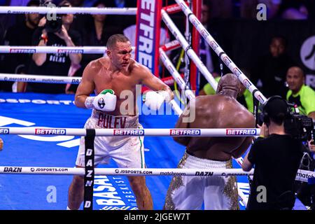 LONDON, GROSSBRITANNIEN. 09. Juli 2022. Derek Chisora gegen Kubrat Pulev während des Titelspiels von Chisora gegen Fulev - European Heavyweight in der Arena O2 am Samstag, den 09. Juli 2022 in LONDON, GROSSBRITANNIEN. Kredit: Taka G Wu/Alamy Live Nachrichten Stockfoto