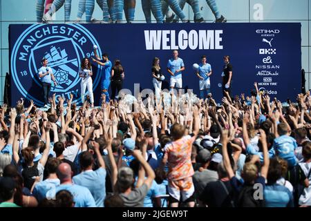 Manchester, Großbritannien. 10.. Juli 2022. (Links-rechts) die von Manchester City präsentierten Stefan Ortega Moreno, Erling Haaland und Julian Alvarez bei der Präsentation ihrer Neuverpflichtungen im Etihad Stadium, Manchester. Bildnachweis sollte lauten: Isaac Parkin/Sportimage Kredit: Sportimage/Alamy Live News Stockfoto