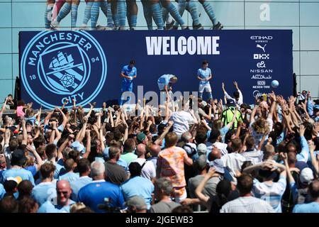 Manchester, Großbritannien. 10.. Juli 2022. (Links-rechts) die von Manchester City präsentierten Stefan Ortega Moreno, Erling Haaland und Julian Alvarez bei der Präsentation ihrer Neuverpflichtungen im Etihad Stadium, Manchester. Bildnachweis sollte lauten: Isaac Parkin/Sportimage Kredit: Sportimage/Alamy Live News Stockfoto