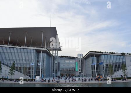 Gebäude des SNFCC (Stavros Niarchos Foundation Cultural Center) in Faliro, Athen, Griechenland. National Opera and Library. Architektur und Menschen Stockfoto