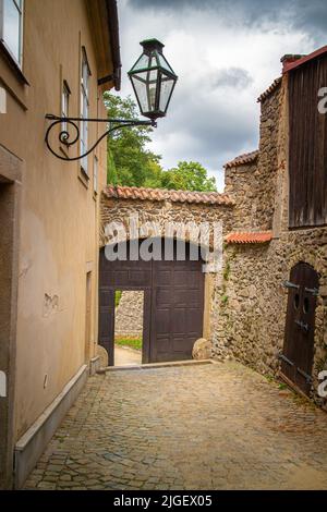 Historischer Rundweg entlang der Stadtmauer von Telc in tschechien mit Holztor und kleiner Durchfahrtstür. Das historische Zentrum von Telc im Süden von Morav Stockfoto