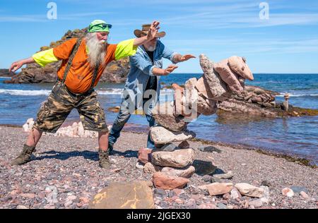 Die Teilnehmer nehmen an den European Stone Stacking Championships 2022 am Eye Cave Beach in Dunbar, East Lothian, Teil. Die Meisterschaften sind Europas größter Wettbewerb für alle Liebhaber und Künstler des Steinstapelns und des Felsausgleichs. Bilddatum: Sonntag, 10. Juli 2022. Stockfoto