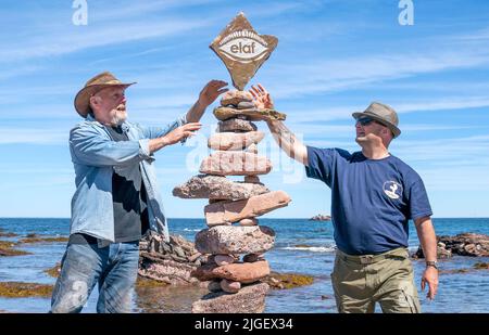 Die Teilnehmer nehmen an den European Stone Stacking Championships 2022 am Eye Cave Beach in Dunbar, East Lothian, Teil. Die Meisterschaften sind Europas größter Wettbewerb für alle Liebhaber und Künstler des Steinstapelns und des Felsausgleichs. Bilddatum: Sonntag, 10. Juli 2022. Stockfoto