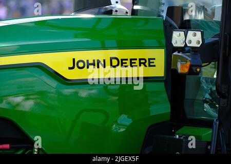 Traktoren und Anbaugeräte auf einer Landwirtschaftsmesse. Stockfoto