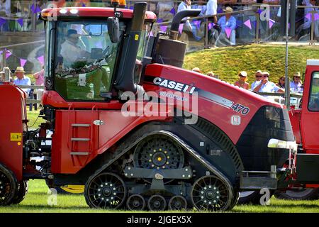 Traktoren und Anbaugeräte auf einer Landwirtschaftsmesse. Stockfoto