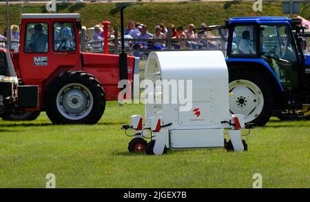 Traktoren und Anbaugeräte auf einer Landwirtschaftsmesse. Stockfoto