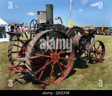 Traktoren und Anbaugeräte auf einer Landwirtschaftsmesse. Stockfoto