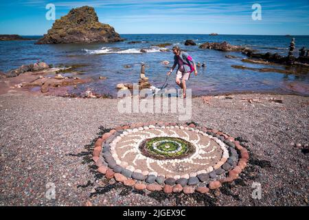 Eines der Landkunstwerke, die mit natürlichen Materialien während der European Stone Stacking Championships 2022 am Eye Cave Beach in Dunbar, East Lothian, geschaffen wurden. Die Meisterschaften sind Europas größter Wettbewerb für alle Liebhaber und Künstler des Steinstapelns und des Felsausgleichs. Bilddatum: Sonntag, 10. Juli 2022. Stockfoto