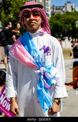 London, Großbritannien. 9.. Juli 2022. Vor dem trans+ Pride marsch vom Wellington Arch nach Soho posiert ein mit einer Transgender-Flagge getragener Protestant, der einen Keffiyeh trägt und mit einer Transgender-Flagge drapiert. London Trans+ Pride ist eine Protestveranstaltung an der Basis, die nicht mit Pride in London verbunden ist und sich auf die Schaffung eines Raums konzentriert, in dem die Londoner Trans-, nicht-binäre, intersexuelle und GNC-Gemeinschaft zusammenkommen kann, um ihre Identitäten zu feiern und für ihre Rechte zu kämpfen. Kredit: Mark Kerrison/Alamy Live Nachrichten Stockfoto