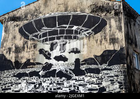 UFO Attack Wandbild von Sepex und M-City, 2014. Street Art, Wandmalereien im Kadiköy Viertel von Istanbul, Türkei Stockfoto