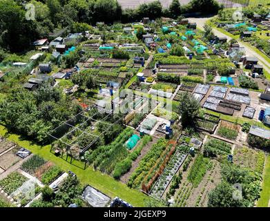 Pontypridd, Wales - Juli 2022: Luftaufnahme von Gemeinschaftszuteilungen in einem Dorf am Stadtrand von Cardiff Stockfoto