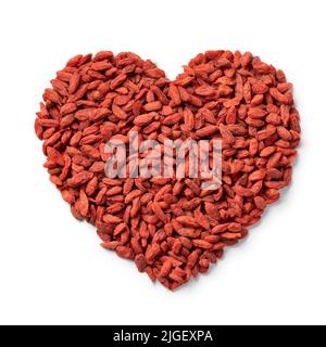 Getrocknete Goji-Beeren in Herzform isoliert auf weißem Hintergrund aus nächster Nähe Stockfoto